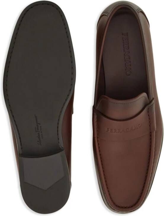 Ferragamo Leren loafers met logo-reliëf Bruin