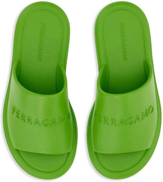 Ferragamo Slippers met logo-reliëf Groen