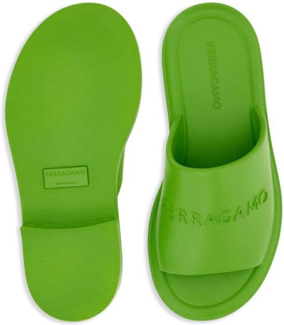 Ferragamo Slippers met logo-reliëf Groen