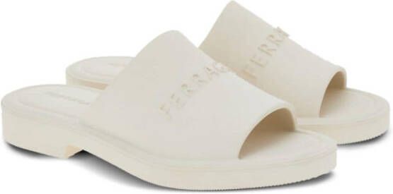 Ferragamo Slippers met logo-reliëf Wit