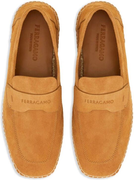 Ferragamo Suède loafers met logo-reliëf Beige