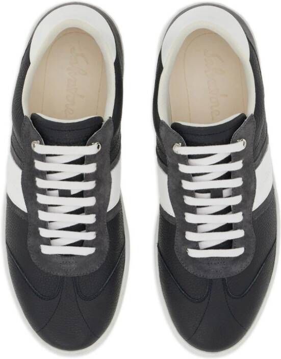 Ferragamo Sneakers met logo-reliëf Grijs