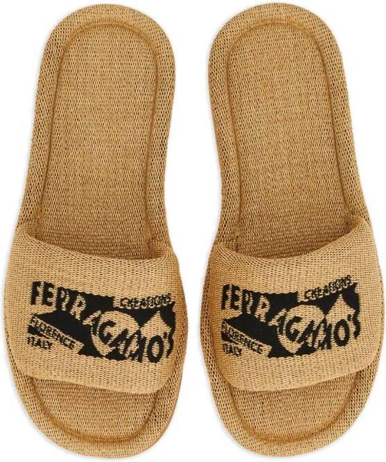 Ferragamo Slippers met geborduurd logo Beige