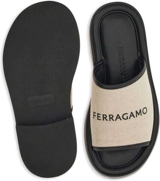Ferragamo Slippers met logoprint Beige