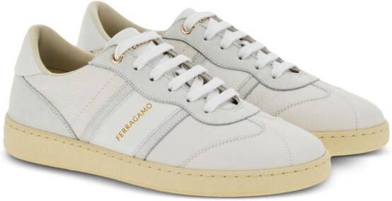 Ferragamo Sneakers met logoprint Beige