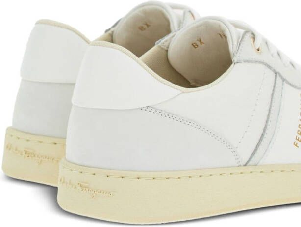 Ferragamo Sneakers met logoprint Beige