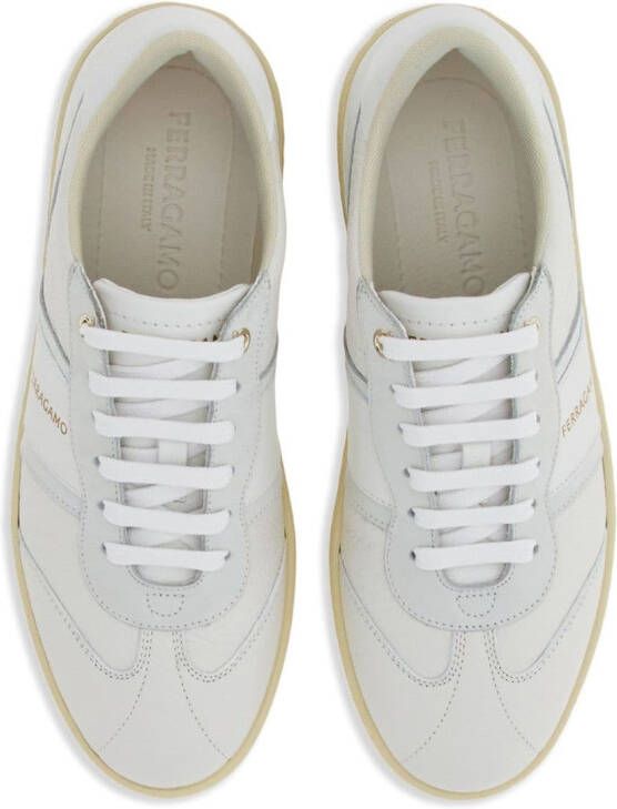 Ferragamo Sneakers met logoprint Beige