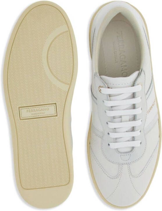 Ferragamo Sneakers met logoprint Beige