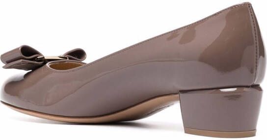 Ferragamo 30 mm pumps met blokhak en strikdetail Bruin