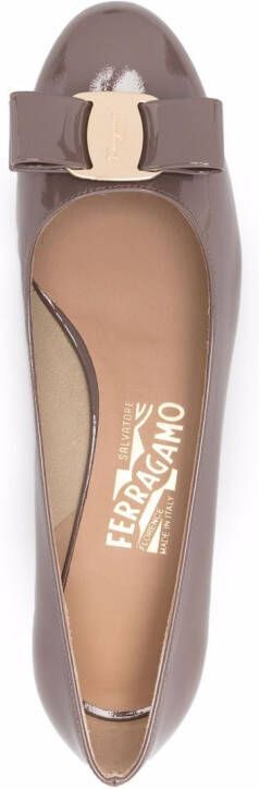 Ferragamo 30 mm pumps met blokhak en strikdetail Bruin