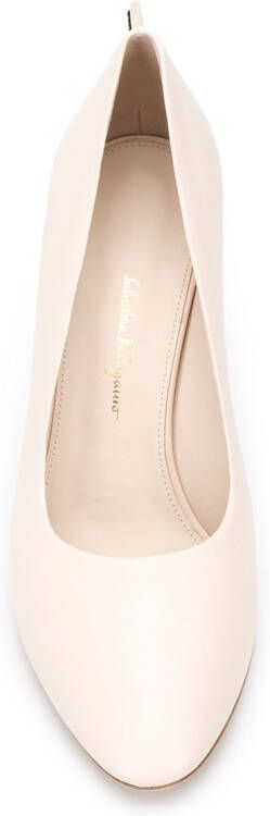 Ferragamo Pumps met ronde neus Beige