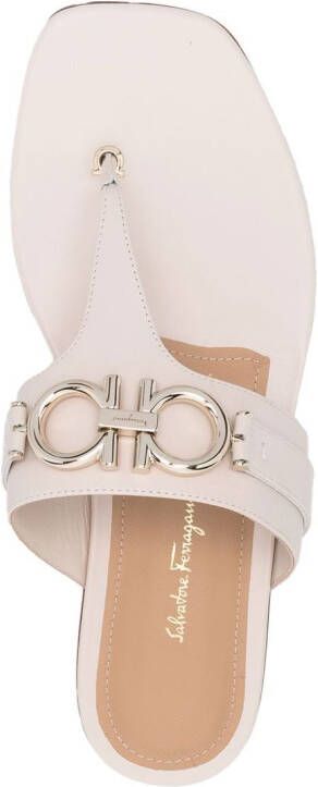 Ferragamo Rikis sandalen met neus Beige