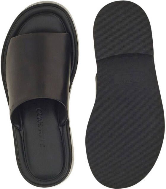 Ferragamo Slippers met gekruiste bandjes Zwart