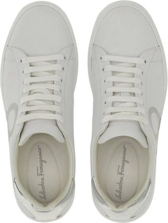Ferragamo Sneakers met Gancini-print Wit