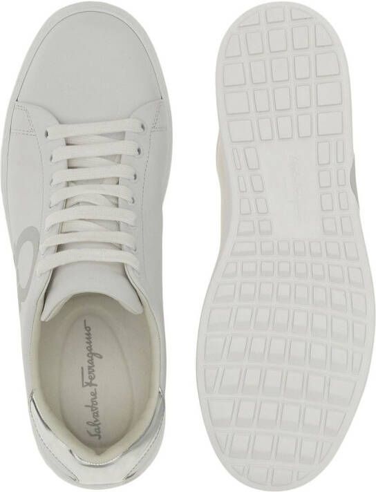 Ferragamo Sneakers met Gancini-print Wit