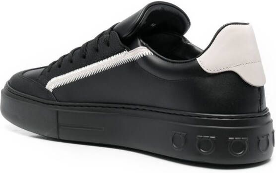 Ferragamo Sneakers met Gancini print Zwart