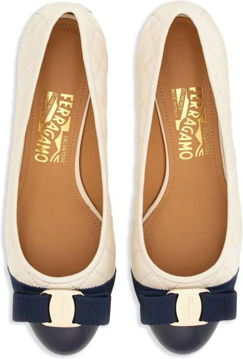 Ferragamo Vara 30 mm gevoerde pumps Beige