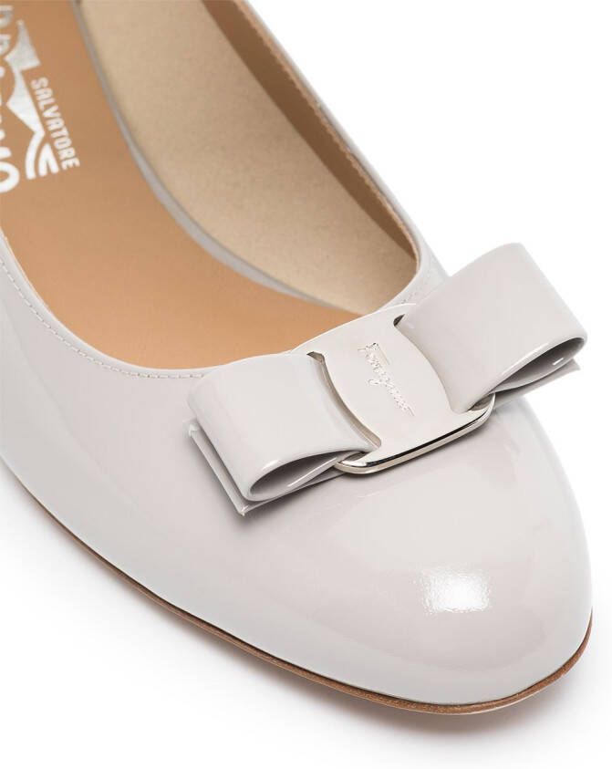 Ferragamo Vara ballerina's met hak Beige