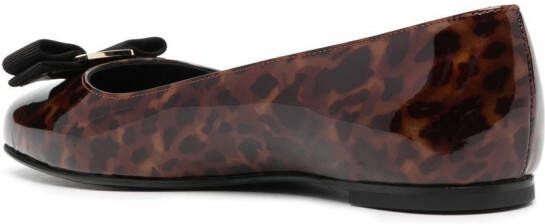 Ferragamo Vara ballerina's met luipaardprint Bruin