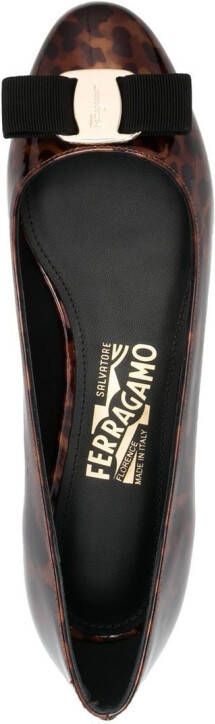 Ferragamo Vara ballerina's met luipaardprint Bruin