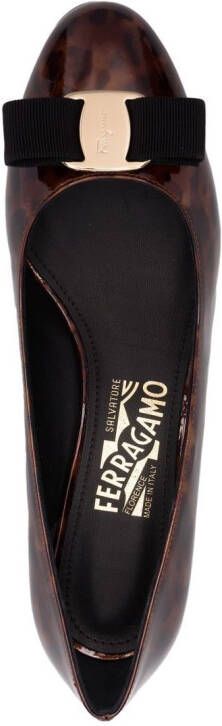 Ferragamo Vara lakleren pumps Bruin