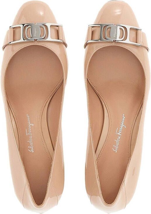 Ferragamo Vara pumps met ketting Beige