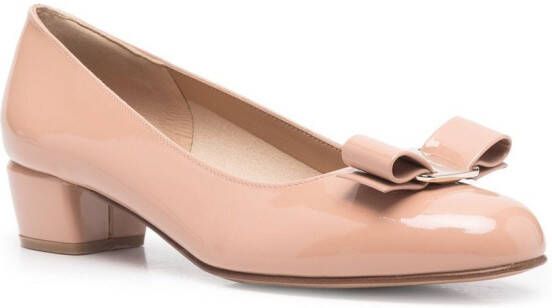 Ferragamo Vara pumps met strikdetail Beige