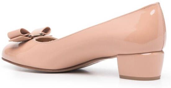 Ferragamo Vara pumps met strikdetail Beige