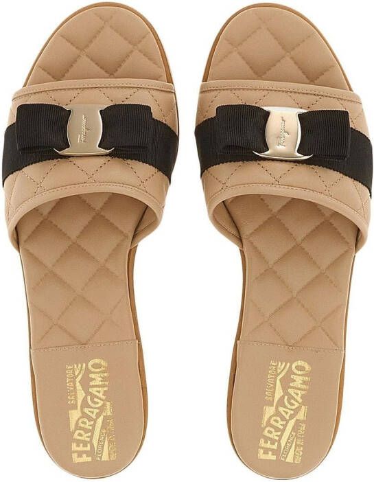 Ferragamo Vara slippers met strik Beige