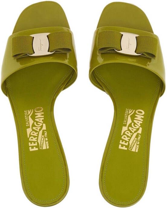 Ferragamo Vara slippers met strik Groen