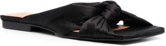 GANNI Satijnen slippers Zwart