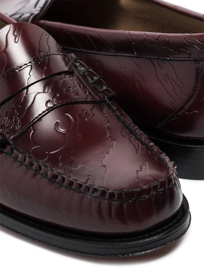 G.H. Bass & Co. x Maharishi Weejun Larson loafers met reliëf Rood