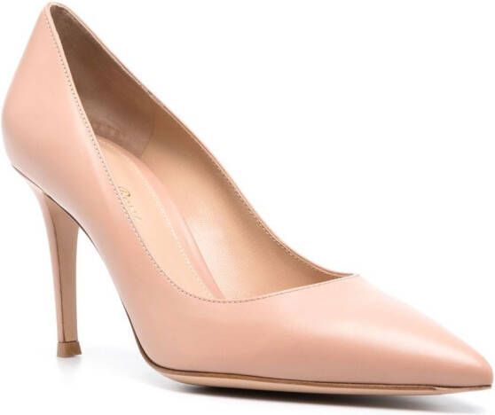 Gianvito Rossi Pumps met puntige neus Beige