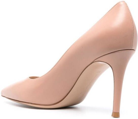 Gianvito Rossi Pumps met puntige neus Beige