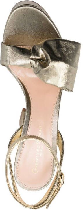 Gianvito Rossi Sandalen met strikdetail Goud