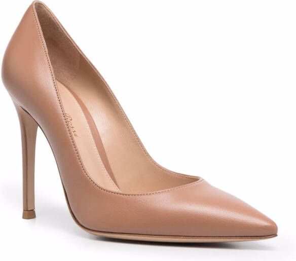 Gianvito Rossi Pumps met puntige neus Beige