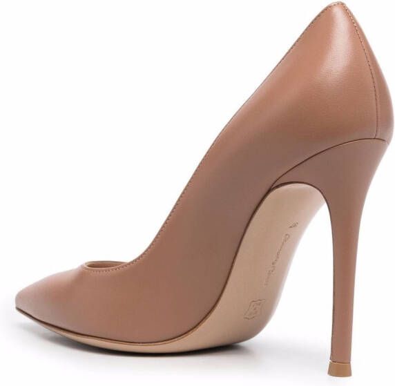 Gianvito Rossi Pumps met puntige neus Beige