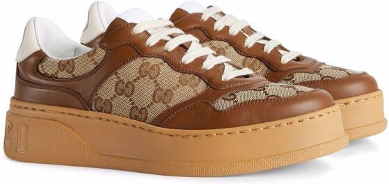 Gucci Sneakers met logo-reliëf Bruin