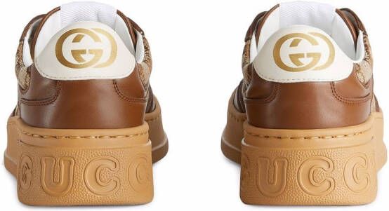 Gucci Sneakers met logo-reliëf Bruin