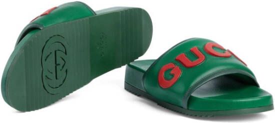 Gucci Slippers met patch Groen Schoenen