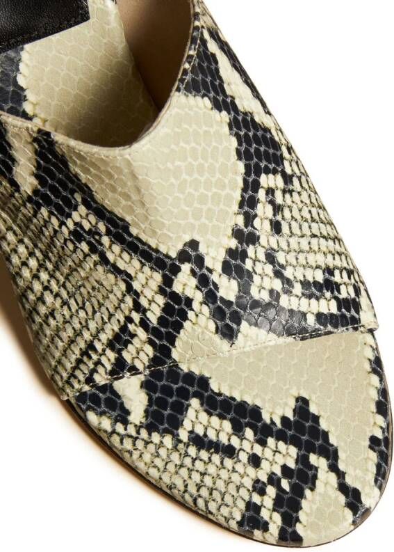 KHAITE Marion sandalen met slangenleer-effect Beige