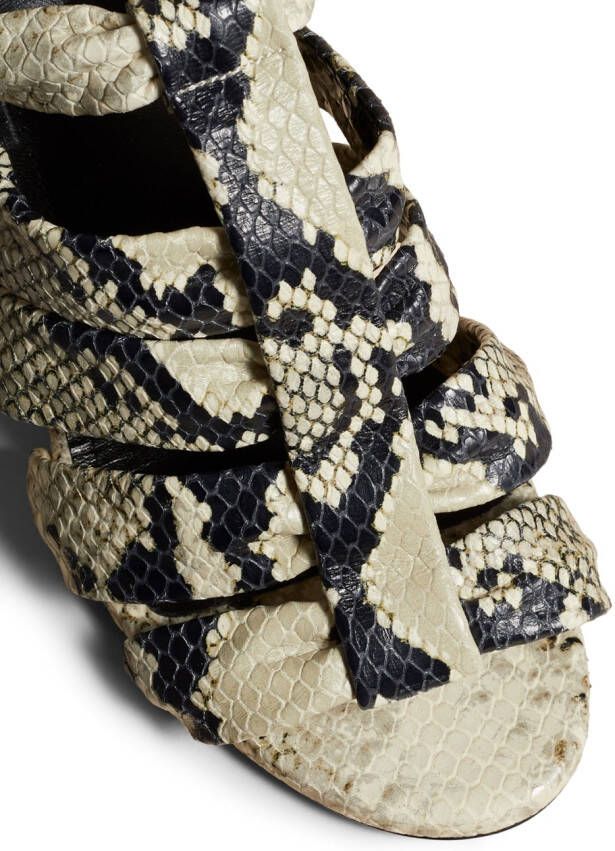KHAITE Perth sandalen met slangenhuidprint Beige