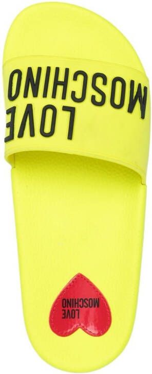 Love Moschino Slippers met logo-reliëf Geel