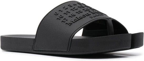Maison Margiela Tabi slippers met logo-reliëf Zwart