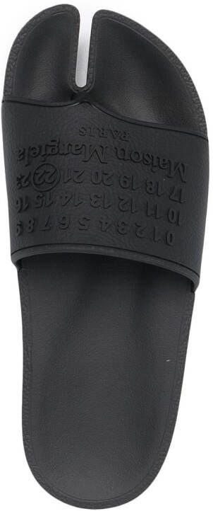 Maison Margiela Tabi slippers met logo-reliëf Zwart
