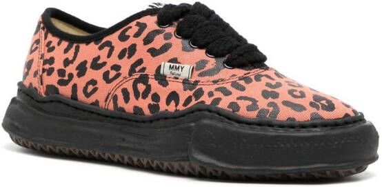 Maison Mihara Yasuhiro Sneakers met luipaardprint Roze