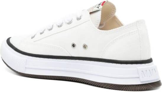 Maison Mihara Yasuhiro Yucca sneakers met puntige neus Wit