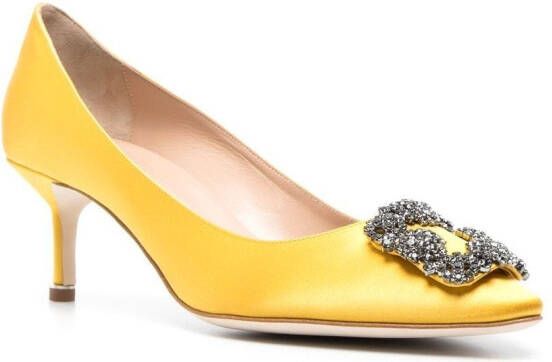 Manolo Blahnik Hangisi pumps met kristallen gesp Geel