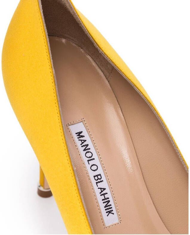 Manolo Blahnik Hangisi 90 pumps met kristallen gesp Geel