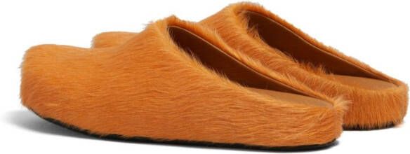 Marni Fussbett Sabot slippers met kalfshaar Oranje